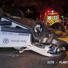 Motorista fica ferido após bater em árvore e capotar em Maringá Foto 4 Fotos de Motorista fica ferido após bater em árvore e capotar em Maringá