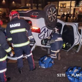 Motorista fica ferido após bater em árvore e capotar em Maringá Foto 9 Fotos de Motorista fica ferido após bater em árvore e capotar em Maringá