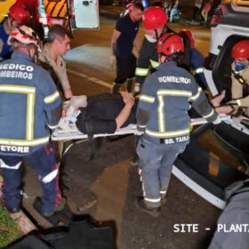 Motorista fica ferido após bater em árvore e capotar em Maringá Foto 10 Fotos de Motorista fica ferido após bater em árvore e capotar em Maringá