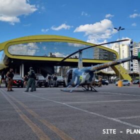 Polícia Militar usa helicóptero em operação na Zona Norte de Maringá Foto 14 Fotos de Polícia Militar usa helicóptero em operação na Zona Norte de Maringá