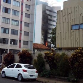 Prédio é evacuado em Maringá, após incêndio em um apartamento no 3º andar Foto 1 Fotos de Prédio é evacuado em Maringá, após incêndio em um apartamento no 3º andar