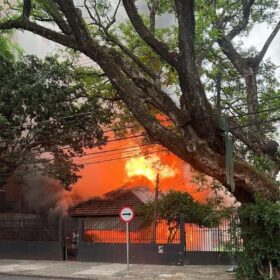 Uma mulher morreu e três pessoas foram intubadas após incêndio em pensionato em Maringá Foto 12 Fotos de Uma mulher morreu e três pessoas foram intubadas após incêndio em pensionato em Maringá