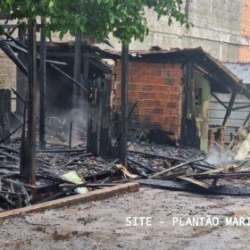 Uma mulher morreu e três pessoas foram intubadas após incêndio em pensionato em Maringá Foto 13 Fotos de Uma mulher morreu e três pessoas foram intubadas após incêndio em pensionato em Maringá