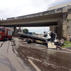 Vídeo mostra momento que caminhão despenca de viaduto do Contorno Norte em Maringá Foto 1 Fotos de Vídeo mostra momento que caminhão despenca de viaduto do Contorno Norte em Maringá