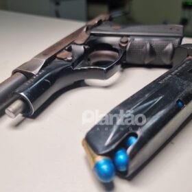 Fotos de Criminosos armados vão atrás do pai de rapaz que matou vizinha por causa de som alto em Sarandi 