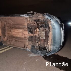 Fotos de Dois carros capotam após colisão e deixa sete pessoas feridas em Maringá