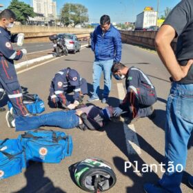 Fotos de Engavetamento envolvendo quatro veículos deixa moça ferida em Maringá