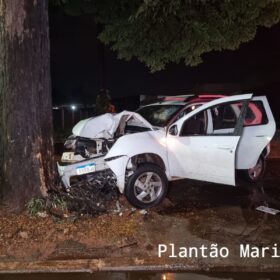 Fotos de Motorista sofre ferimentos graves após bater carro contra árvore em Maringá