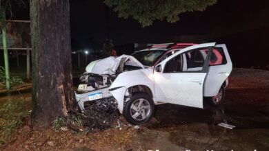 Fotos de Motorista sofre ferimentos graves após bater carro contra árvore em Maringá