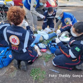 Mulher sofre ferimentos graves após carro avança preferencial em Maringá Foto 4 Fotos de Mulher sofre ferimentos graves após carro avança preferencial em Maringá