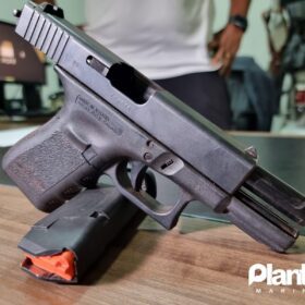 Fotos de Pistola utilizada para matar mulher na frente da filha de 6 anos em Sarandi é apreendida pela PC