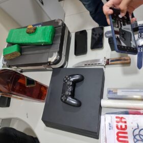 Fotos de Policiais civis de Peabiru e Campo Mourão prende homem em Sarandi com drogas e produtos furtados