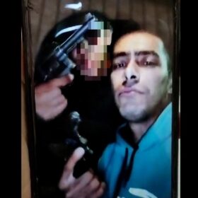 Vídeo mostra criminoso que morreu em confronto com a PM de Maringá, ostentando arma de fogo Foto 2 Fotos de Vídeo mostra criminoso que morreu em confronto com a PM de Maringá, ostentando arma de fogo