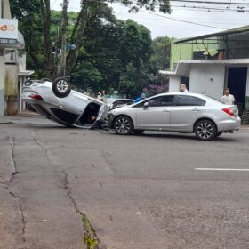 Câmera registra colisão seguida de capotamento em Maringá Foto 1 Fotos de Câmera registra colisão seguida de capotamento em Maringá