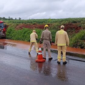 Fotos de Caminhão do Corpo de Bombeiros bate em barranco após aquaplanagem em Maringá