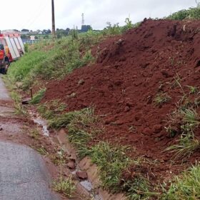 Fotos de Caminhão do Corpo de Bombeiros bate em barranco após aquaplanagem em Maringá