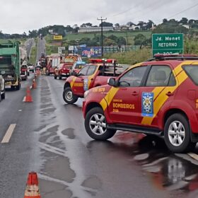 Fotos de Caminhão do Corpo de Bombeiros bate em barranco após aquaplanagem em Maringá