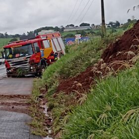 Fotos de Caminhão do Corpo de Bombeiros bate em barranco após aquaplanagem em Maringá