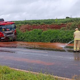 Fotos de Caminhão do Corpo de Bombeiros bate em barranco após aquaplanagem em Maringá