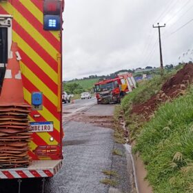 Fotos de Caminhão do Corpo de Bombeiros bate em barranco após aquaplanagem em Maringá