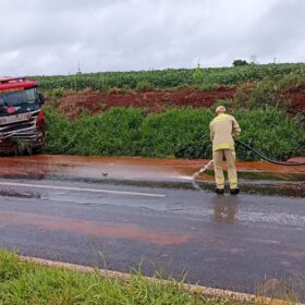 Fotos de Caminhão do Corpo de Bombeiros bate em barranco após aquaplanagem em Maringá