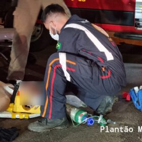 Fotos de Carro invade calçada, atropela pedestre e atinge poste em Maringá