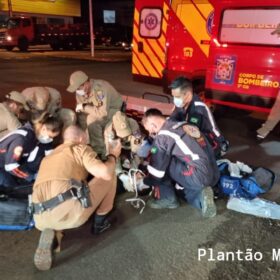 Fotos de Carro invade calçada, atropela pedestre e atinge poste em Maringá