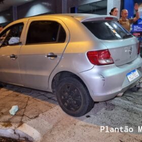 Fotos de Carro invade calçada, atropela pedestre e atinge poste em Maringá