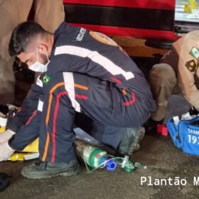 Fotos de Carro invade calçada, atropela pedestre e atinge poste em Maringá