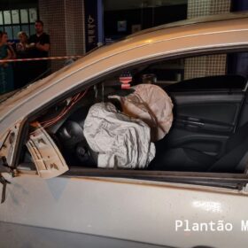 Fotos de Carro invade calçada, atropela pedestre e atinge poste em Maringá