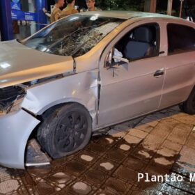 Fotos de Carro invade calçada, atropela pedestre e atinge poste em Maringá