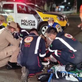 Fotos de Carro invade calçada, atropela pedestre e atinge poste em Maringá