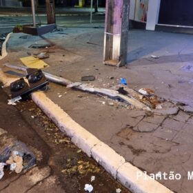 Fotos de Carro invade calçada, atropela pedestre e atinge poste em Maringá