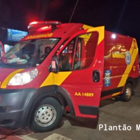 Fotos de Carro invade calçada, atropela pedestre e atinge poste em Maringá