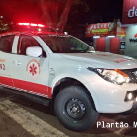 Fotos de Carro invade calçada, atropela pedestre e atinge poste em Maringá