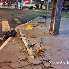 Fotos de Carro invade calçada, atropela pedestre e atinge poste em Maringá