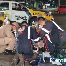 Fotos de Carro invade calçada, atropela pedestre e atinge poste em Maringá