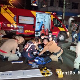 Fotos de Carro invade calçada, atropela pedestre e atinge poste em Maringá