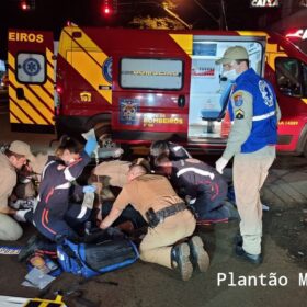 Fotos de Carro invade calçada, atropela pedestre e atinge poste em Maringá