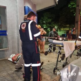 Fotos de Carro invade calçada, atropela pedestre e atinge poste em Maringá