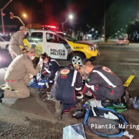 Fotos de Carro invade calçada, atropela pedestre e atinge poste em Maringá
