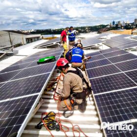 Fotos de Instalador de painéis solares morre eletrocutado em telhado de barracão em construção em Maringá