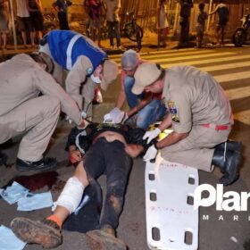 Fotos de Jovem é intubado após bater moto contra caçamba de entulho em Sarandi