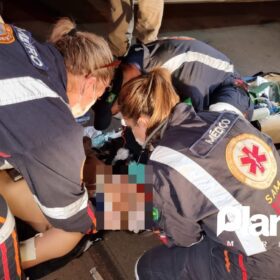 Fotos de Jovem é intubado após bater moto contra caçamba de entulho em Sarandi