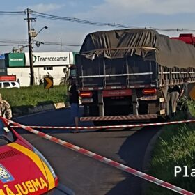 Fotos de Motociclista tem perna esmagada por caminhão durante acidente em Maringá