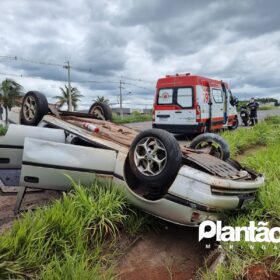 Fotos de Mulher fica ferida após capotamento no Contorno Sul de Maringá