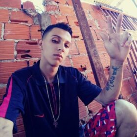 Fotos de Polícia identifica e busca por principal suspeito de atirar três vezes contra cabeça de mulher em Sarandi