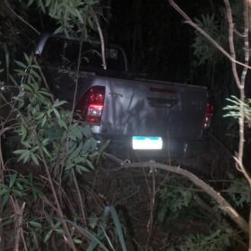 Fotos de Vídeo mostra bandidos rendendo motorista e roubando camionete luxo 