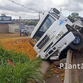 Carreta carregada com laranja tomba no Contorno Norte em Maringá e carga é saqueada Foto 2 Fotos de Carreta carregada com laranja tomba no Contorno Norte em Maringá e carga é saqueada