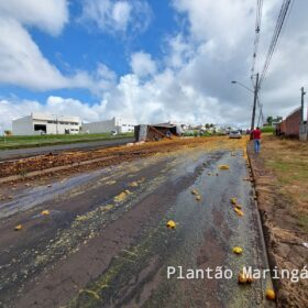 Carreta carregada com laranja tomba no Contorno Norte em Maringá e carga é saqueada Foto 6 Fotos de Carreta carregada com laranja tomba no Contorno Norte em Maringá e carga é saqueada